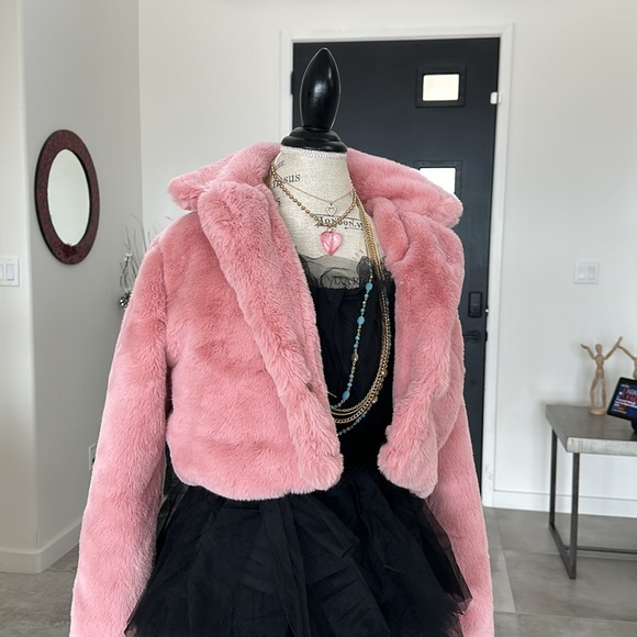 BRAND NEW GORGEOUS FANCY AND SOFT MAUVE VEGAN FUR OUTERWEAR COAT! SIZE MEDIUM! - Picture 8 of 17